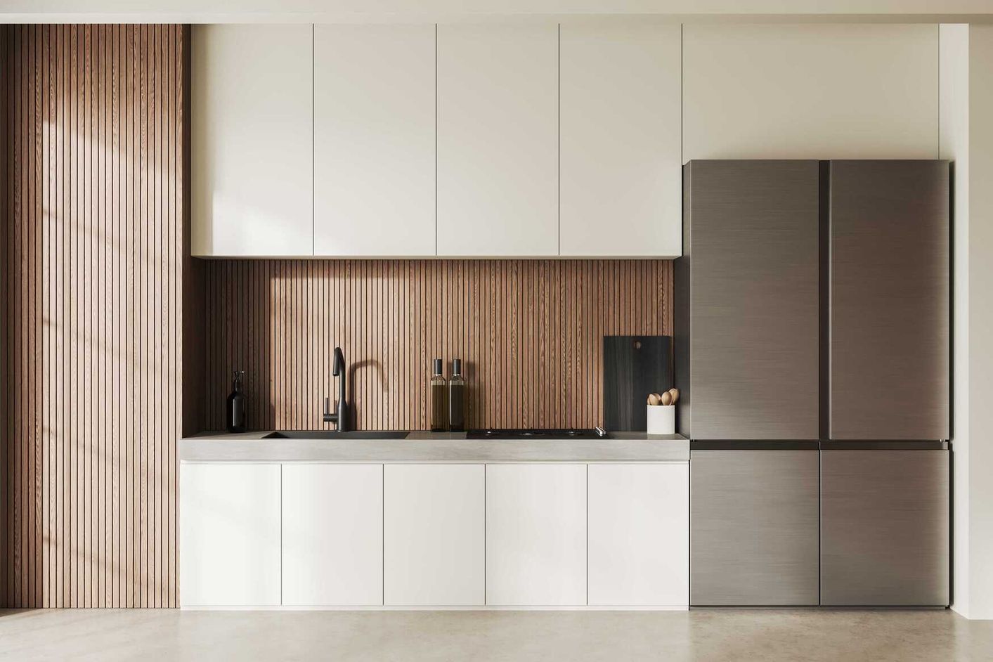 Küchendesign mit Holzlamellen und weißen Fronten
